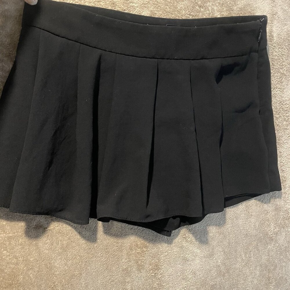 Forever 21 Skort Womens Small Black Pleated Shorts Causal Mini Minimilist Dainty